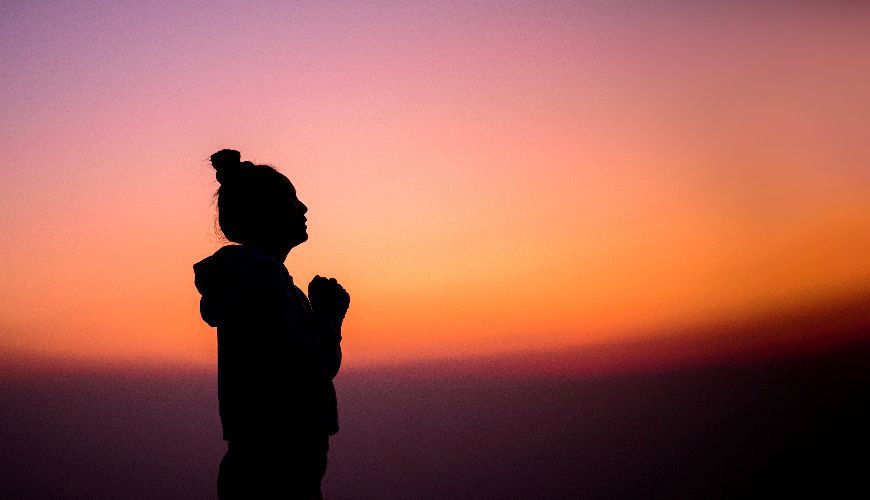 870×500#silhouette-side-view-portrait-woman-praying-looking-sunset-with-copy-space-travel-lifestyle-wanderlust-adventure-concept-summer-vacations-outdoor